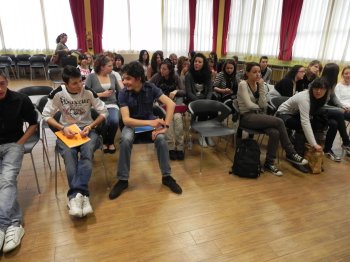 Scolari dell’Istituto ITPR C. Gex di Aosta assistono alla conferenza (25771 bytes)